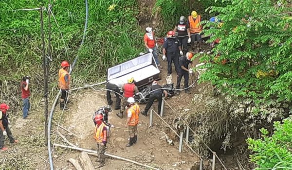 Extraen cuerpos de los tres mineros que murieron soterrados en una mina en Chinandega