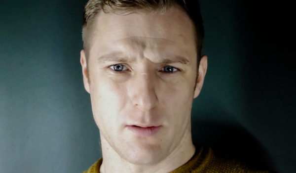 El actor que fue acuchillado de verdad en el escenario