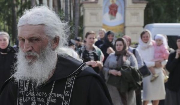 Coronavirus en Rusia: el sacerdote de la Iglesia ortodoxa rusa que desafía a las autoridades al negar la pandemia y asaltar un convento