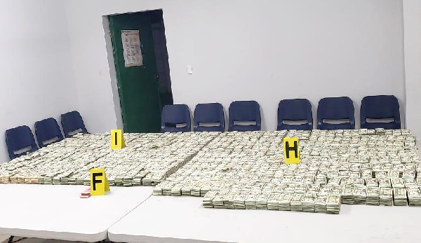 Policía decomisa más de 4 millones y medio de dólares que eran trasladados en otra Hilux