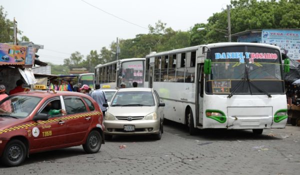 Taxistas aumentan el desorden en el Gancho de Caminos en plena presencia policial
