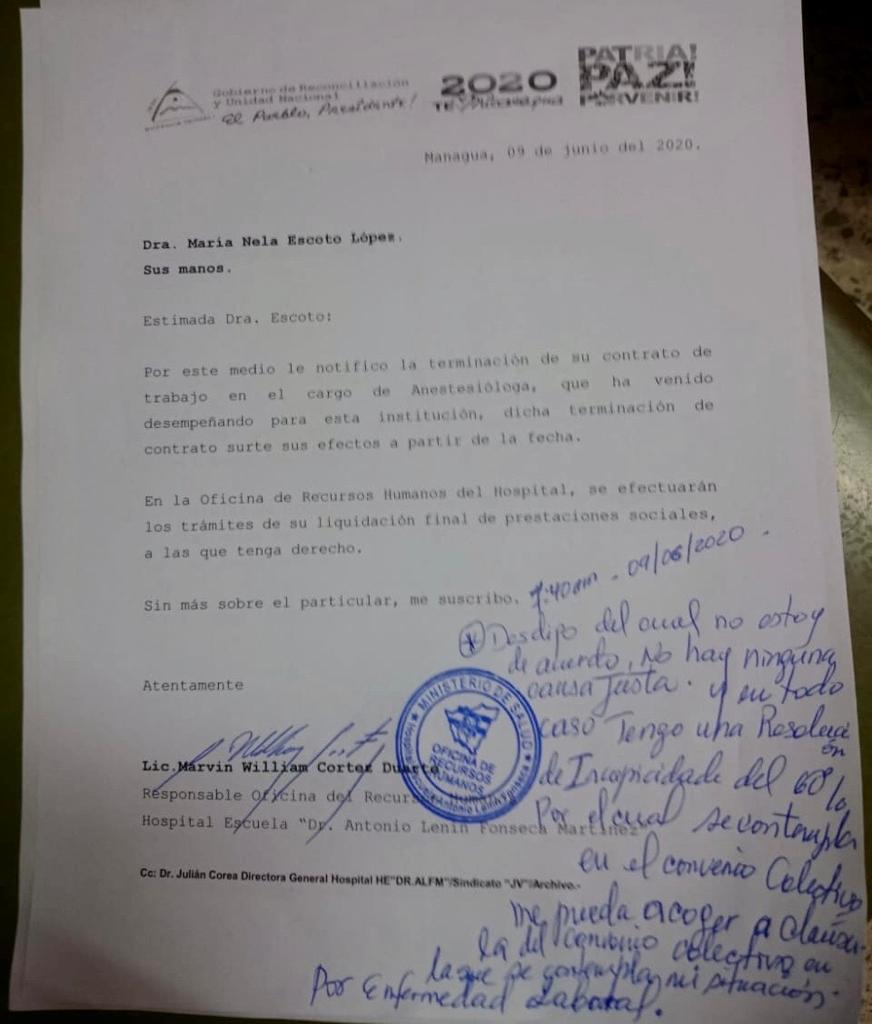 Uno de los médicos despedidos protestó la decisión ilegal de las autoridades sanitarias. LA PRENSA/Cortesía