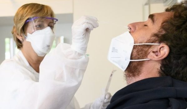 Estudio señala que los tests y el rastreo son esenciales pero insuficientes ante el virus
