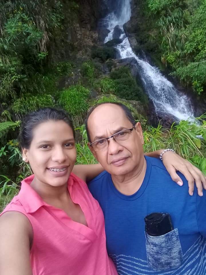 Fernanda García Torrentes, junto a su esposo, quien falleció con síntomas de Covid-19. LA PRENSA/Cortesía