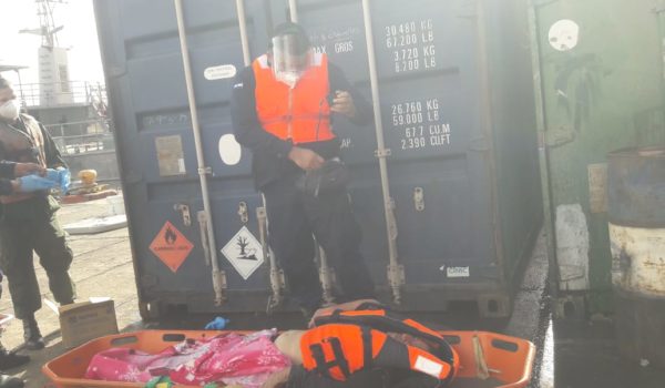 Rescatan con vida a tres pescadores, todavía hay dos desaparecidos