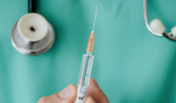 La vacuna contra la covid-19 no será obligatoria en EE.UU., dice experto