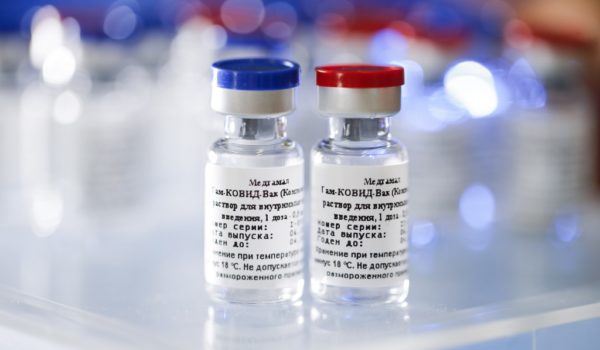 Sindicato impulsa petición para que maestros rusos no sean obligados a recibir la vacuna contra el Covid-19