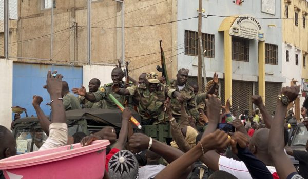 Motín militar en Malí deja al presidente y al primer ministro presos