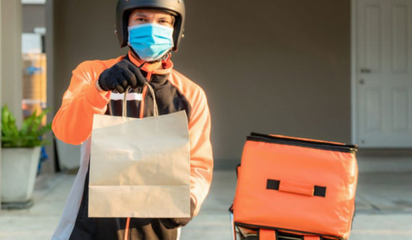 ¿Precarización laboral o flexibilidad de horario? Así es un día de trabajo para los repartidores en Managua