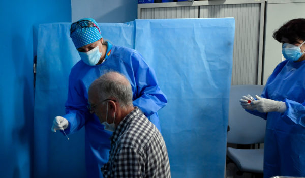 España registra 16,000 nuevos contagios en tres días mientras regiones endurecen medidas