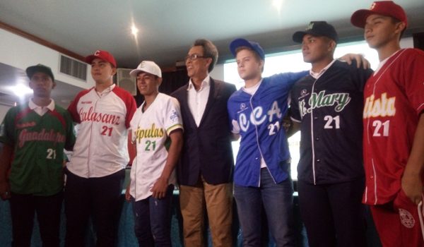 La graciosa anécdota que explica por qué Dennis Martínez aprendió inglés, relatado en una charla a prospectos