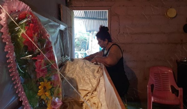 Rayo mata a madre que estaba lavando los pañales de su bebé de 18 meses de nacido