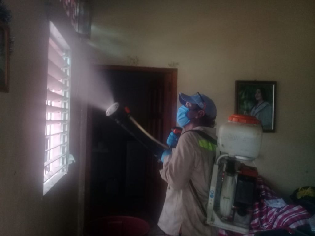 fumigación de casas de pacientes recuperados por Covid-19. LA PRENSA/CORTESÍA