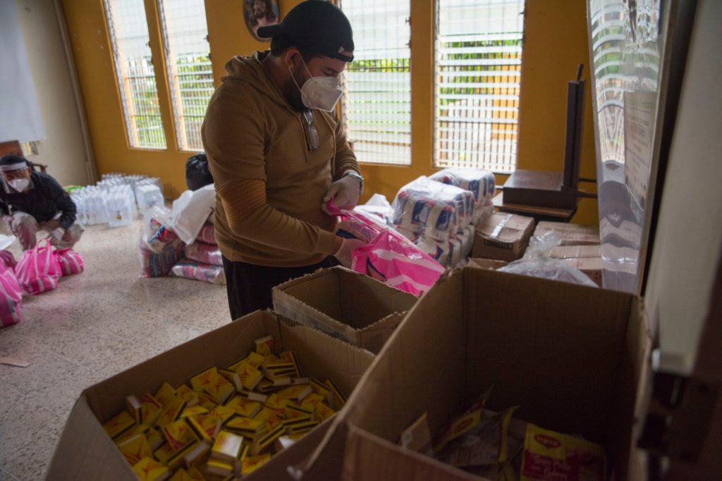 Haciendo paquetes de alimentos y kits de protección. LA PRENSA/CORTESÍA