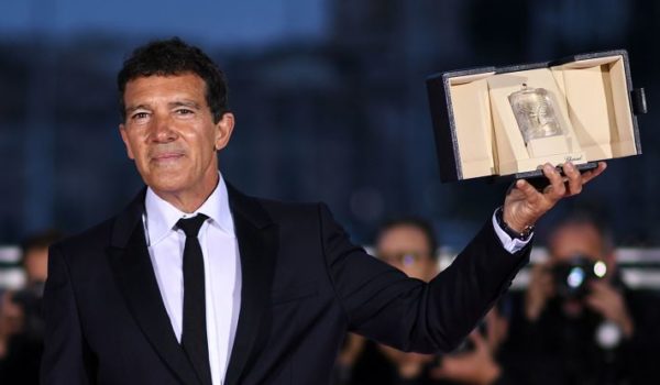 Antonio Banderas se cura después de 21 días confinado por el coronavirus