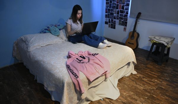 Jóvenes latinoamericanos desahogan su enfado pandémico por el año perdido