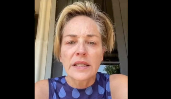 «No votes a un asesino», el mensaje de Sharon Stone contra Trump, tras la muerte de su abuela por Covid-19