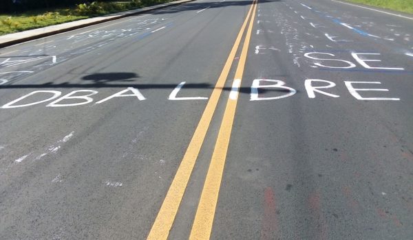 Opositores realizan pintas contra Ortega y Murillo sobre la carretera Panamericana, en Diriamba, Carazo