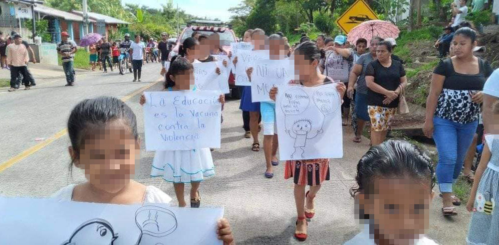 Niñas marchan en Mulukukú por la violación y asesinato de dos niñas, de 10 y 12 años. LA PRENSA / CORTESÍA