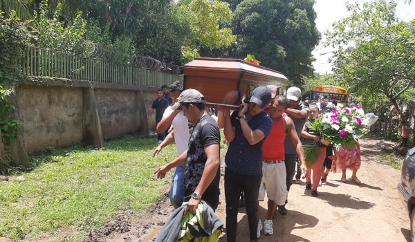 Motociclista murió tras accidente de tránsito sin saber que su hijo de 8 años permanece intubado