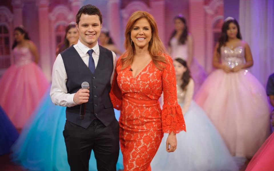 Adrian con María Celeste Arrarás en mayo del 2017, dando a conocer su voz en el programa Al Rojo Vivo de Telemundo. Foto/Facebook/María Celeste