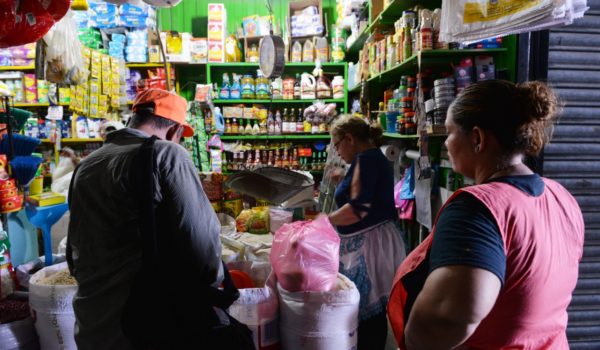 Cigarrillos, cervezas y gaseosas registran fuertes bajas en recaudación de impuestos. ¿Cuáles son las razones?