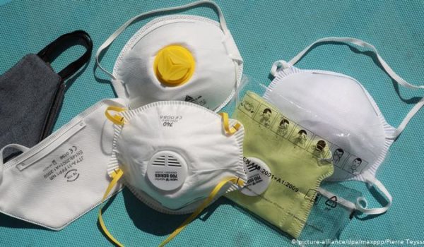 Ni las pantallas ni las mascarillas con válvula protegen del coronavirus