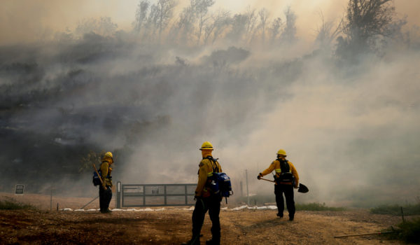 Violento incendio en California deja al menos 60,000 evacuados