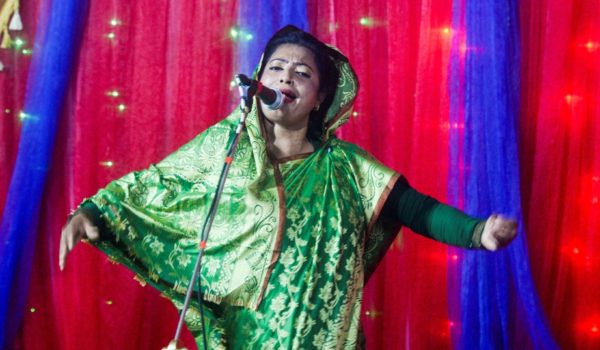 Una cantante sufí vuelve al escenario a pesar de las amenazas islamistas en Bangladés