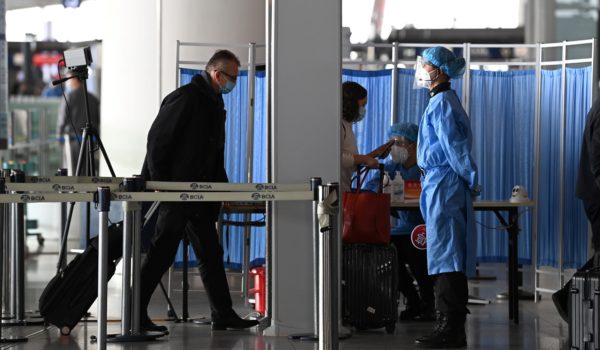 China prohíbe entrada de viajeros de una decena de países por el covid-19