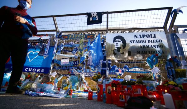 Honores y fervor futbolero en emotiva despedida a Diego Maradona