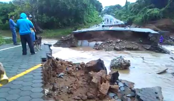 Río se desborda y corta carretera adoquinada en Villa El Carmen