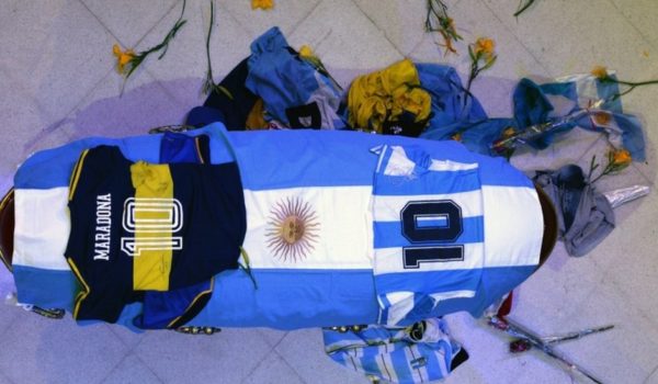 Maradona: la indignación en Argentina por las fotos que difundieron unos empleados de la funeraria del féretro del astro argentino