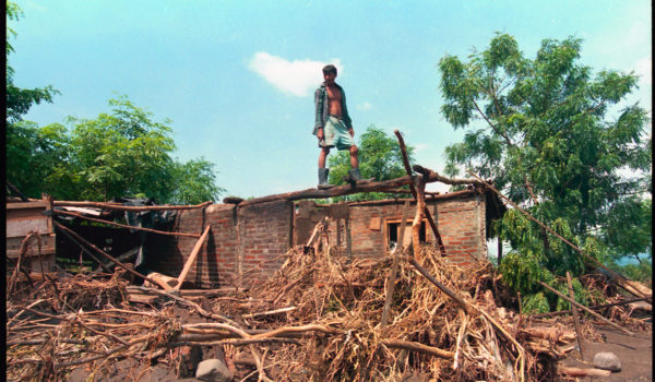 Arnoldo, Byron y el huracán Mitch, una historia de desgracias y corrupción