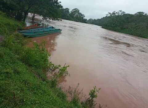 El río Amuk, creció ante las fuertes lluvias que ocasionó el huracán Iota. LA PRENSA / CORTESÍA