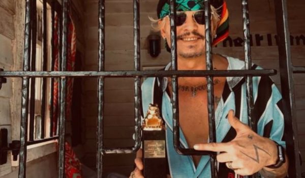 Johnny Depp recibe premio «tras las rejas» y se vuelve viral