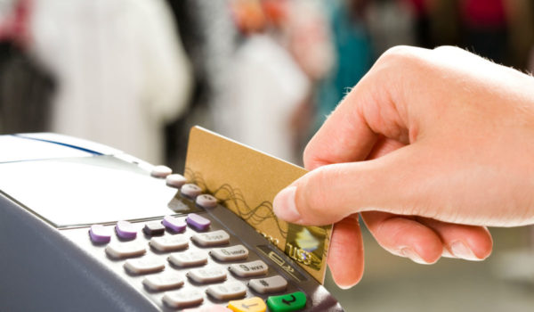 Qué hay detrás del fin de la era dorada de las tarjetas de crédito en Nicaragua, más de 400 mil fuera del mercado