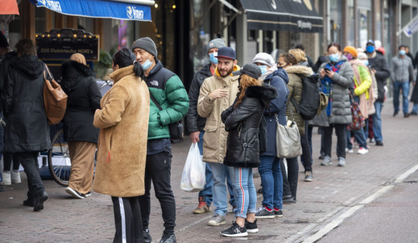 Holanda anuncia confinamiento de cinco semanas