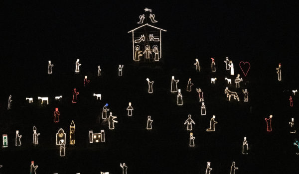 El mágico pesebre iluminado de la costa italiana de «Cinque Terre»