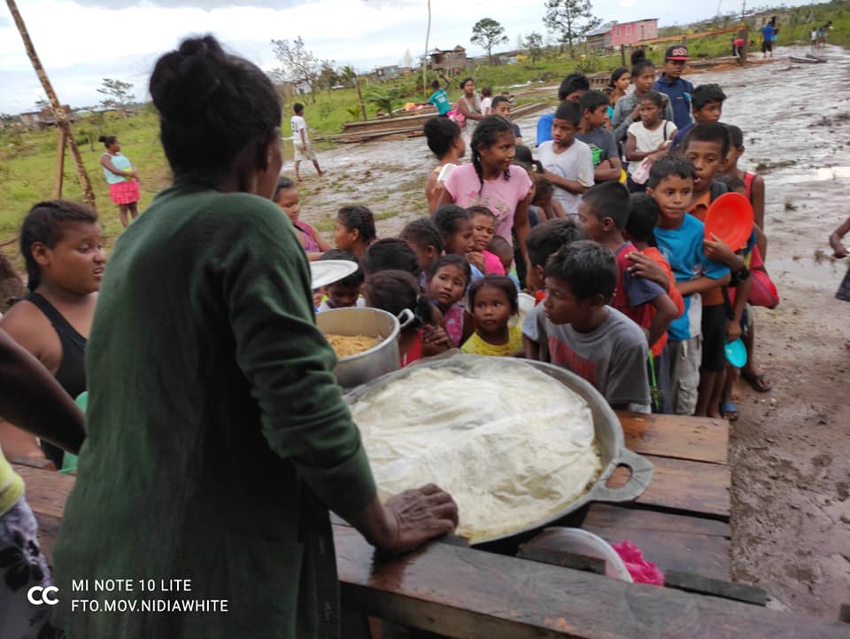Comedores comunitarios brindan comida a más de 1,500 damnificados en Bilwi 2 Más de 1,500 personas reciben un tiempo de comida en los comedores comunitarios en Bilwi. LA PRENSA / CORTESÍA NIDIA WHITE