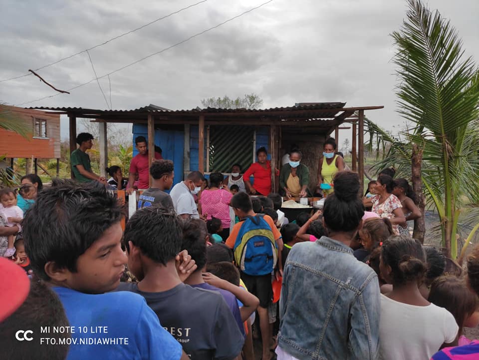 Comedores comunitarios brindan comida a más de 1,500 damnificados en Bilwi 3 Niñas, niños, mujeres y ancianas tienen garantizado un tiempo de comida durante cinco días. LA PRENSA / CORTESÍA NIDIA WHITE