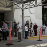 Hospitales desbordados durante vacunación de adultos mayores en Florida