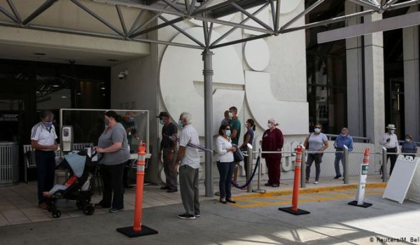 Hospitales desbordados durante vacunación de adultos mayores en Florida