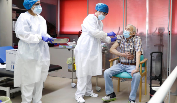 España eleva a 65 años el rango de edad para recibir la vacuna de AstraZeneca