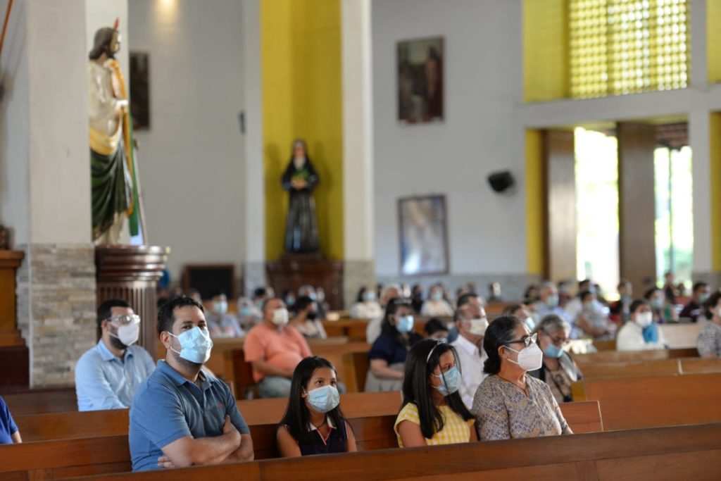 Los feligreses portaron sus mascarillas durante la celebración de la misa de Navidad. LA PRENSA / O. NAVARRETE