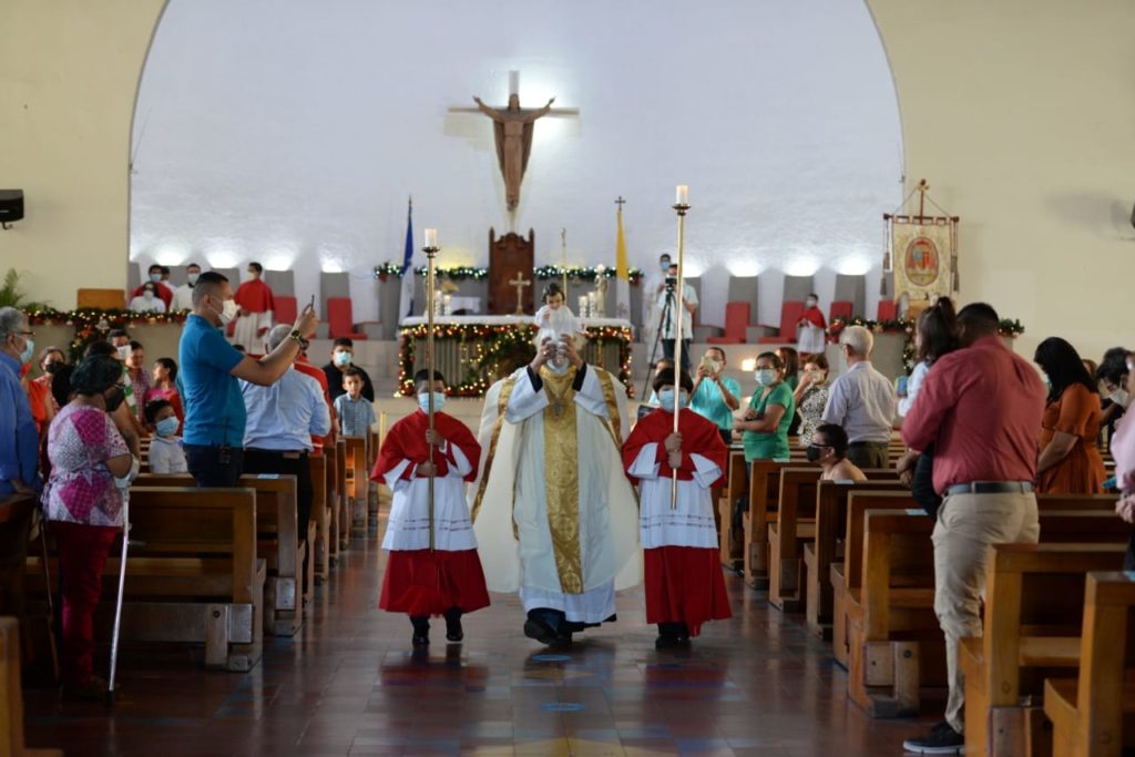 Monseñor Brenes realizó la procesión dentro del templo, en la misa de Navidad. LA PRENSA / O. NAVARRETE