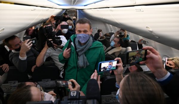 Policía rusa detiene a opositor Navalni en el aeropuerto de Moscú