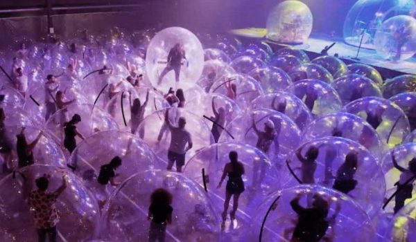 Concierto en pandemia: la ingeniosa estrategia de una banda de rock para tocar en medio de las restricciones por covid