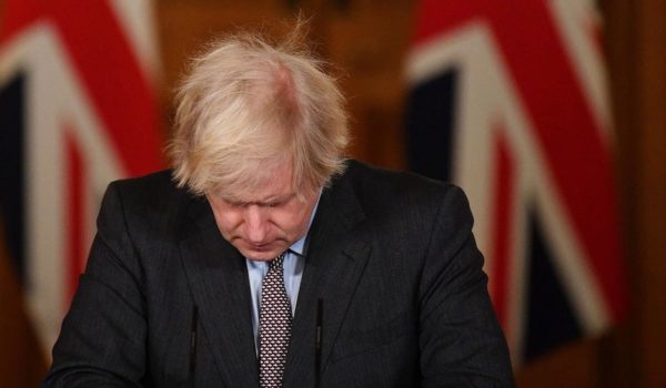 Coronavirus en Reino Unido: Boris Johnson asume la total responsabilidad por la respuesta de su gobierno a la covid-19 cuando el país supera los 100.00 muertos