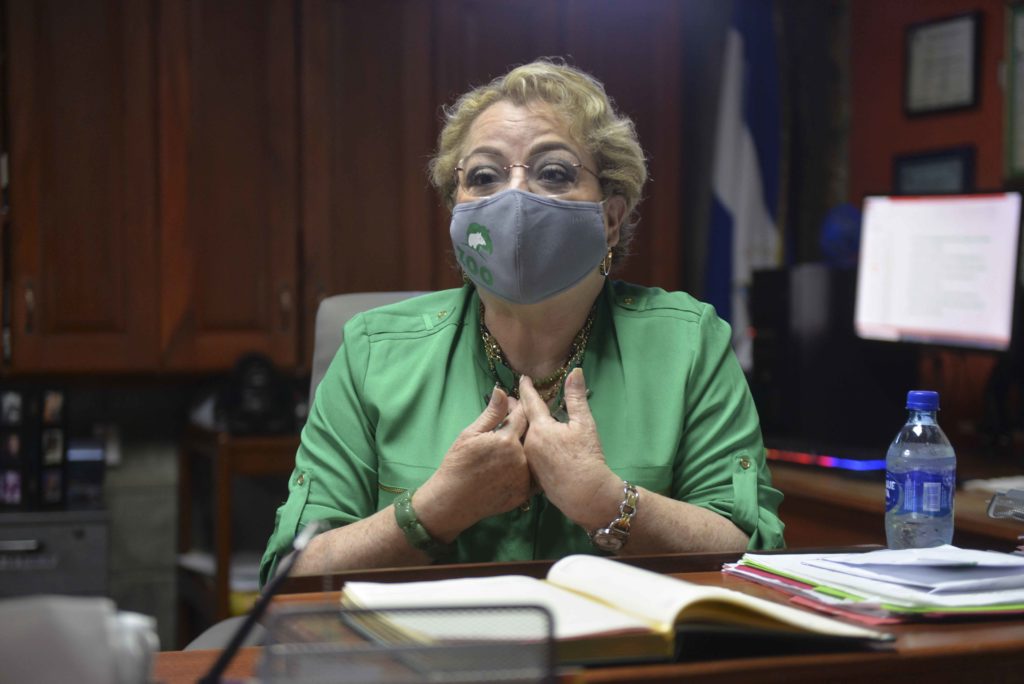 Marina Argüello, directora del Zoológico Nacional comenzó a criar a una tigrita bengala por allá en 1997. LA PRENSA / R. FONSECA
